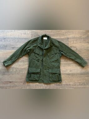 Vintage 60’s U.S. army men’s size small short jungle fatigue slant pocket jacket